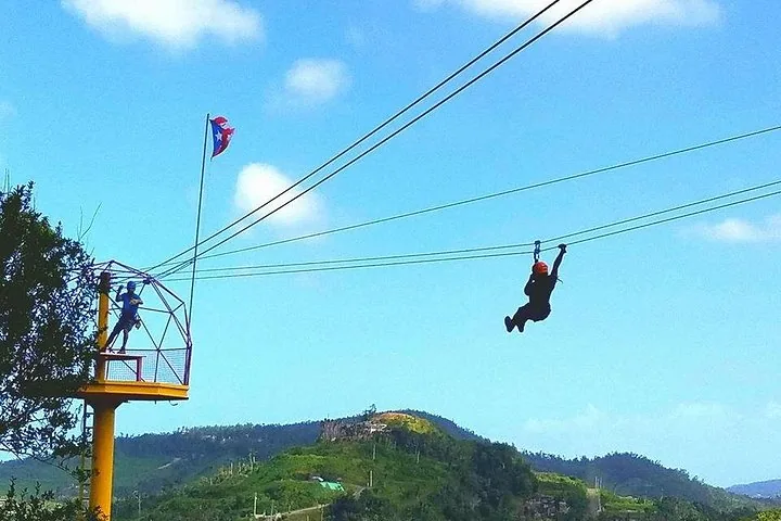 Rainforest Zipline Park mit Abholung in San Juan