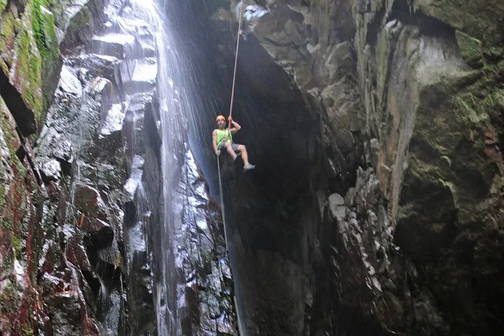 Wasserfall-Abseilen, Ziplines & Mittagessen